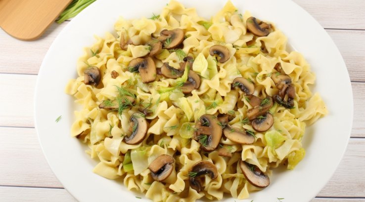 Макарони з молодою капустою і грибами