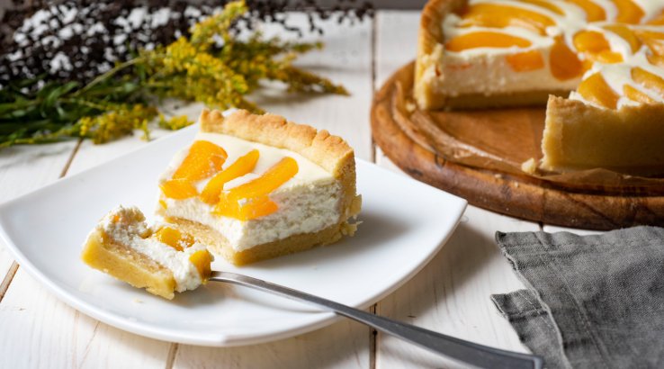 Тарт з консервованими персиками і фісташковим кремом