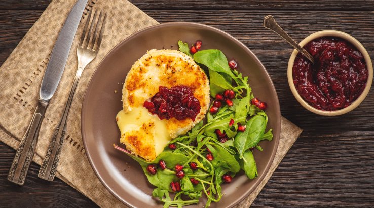 Камамбер з ягідним соусом