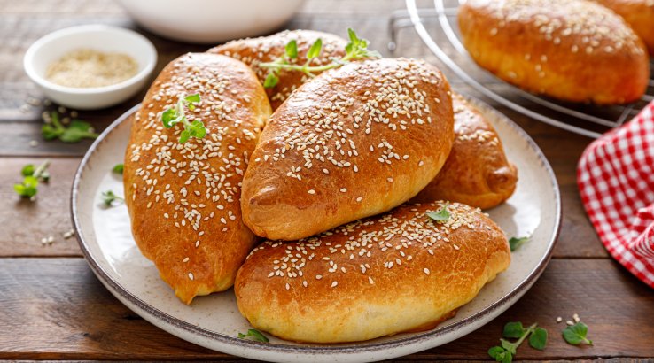 Пухкі пиріжки з тушкованою капустою