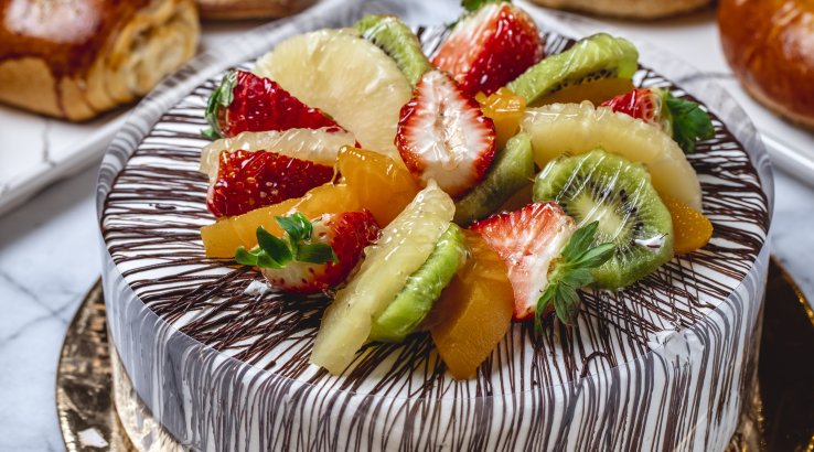 Новорічний торт з ківі, ананасами та полуницею