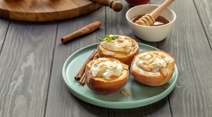 Запечені персики з сиром