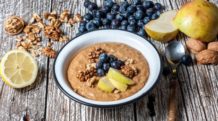 вівсянка з яблуком, чорницею і арахісовою пастою