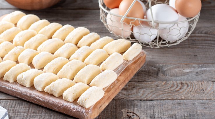 Ліниві вареники на дошці на дерев'яному фоні