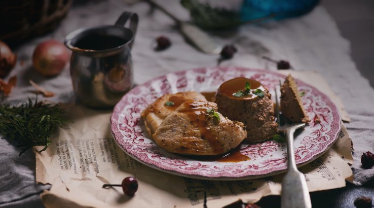 мясное блюдо с соусом демиглас