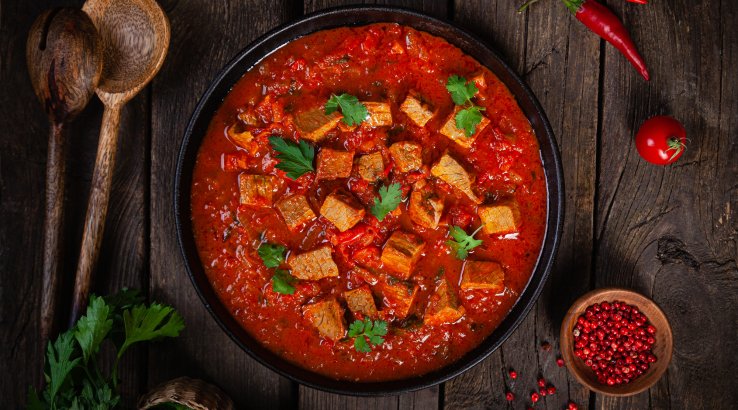 М`ясо в томатному соусі з овочами