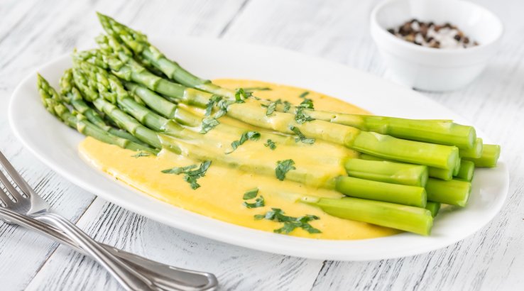 Запечена спаржа під сиром