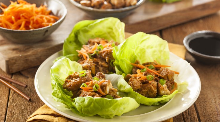 Курка, загорнута в листя салату