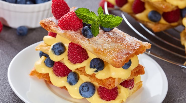 Торт з листкового тіста з ягодами і кремом