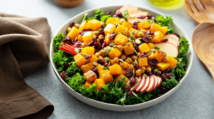 Осінній салат з нутом і яблуками