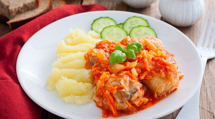 Риба під овочами з картопляним пюре