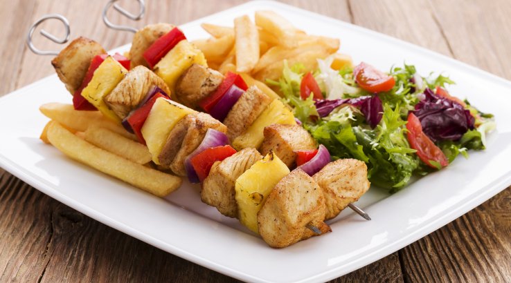 Курятина з ананасами на шпажках