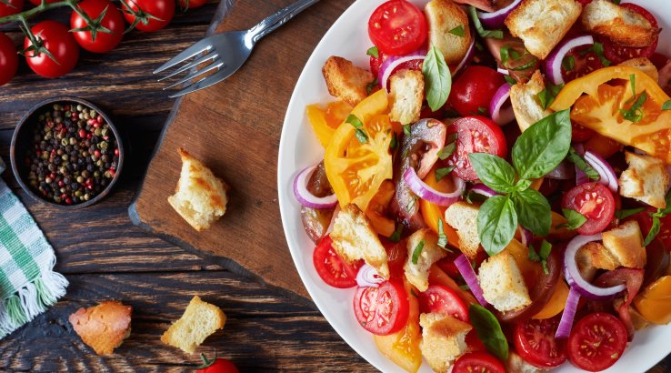 салат з помідорами і сухариками