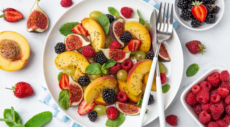 Салат з персиками, ягодами та медом