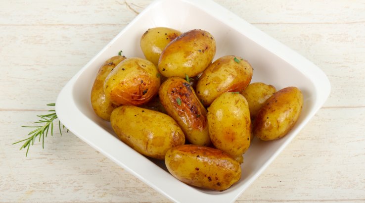 молода картопля у соєво-медовій глазурі із часником