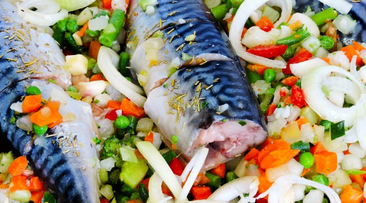 Скумбрія маринована з овочами