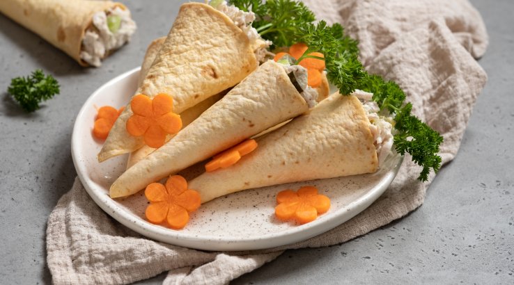 Салат в конусах из слоеного теста