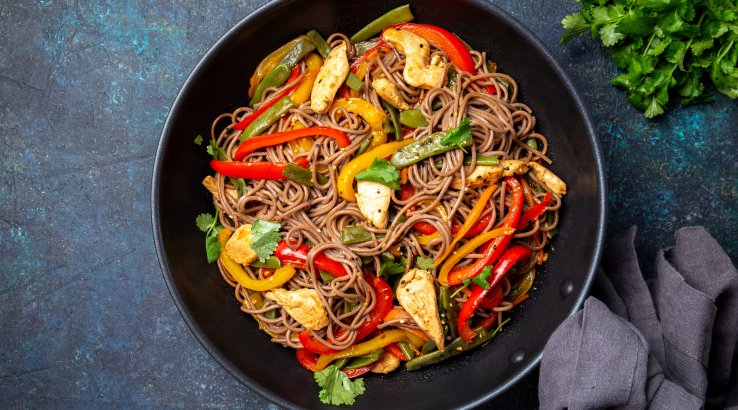 Соба з куркою і овочами