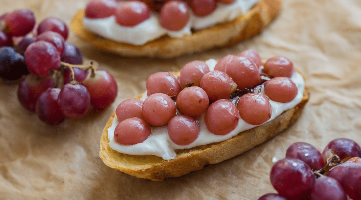 Брускети з камамбером і печеним виноградом