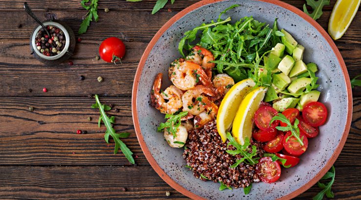 Боул з кіноа, креветками та овочами