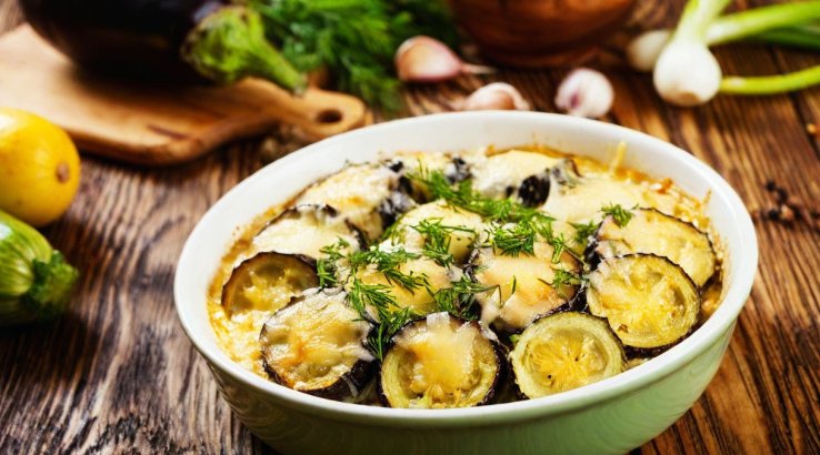 Баранина, запечена з яйцем і овочами