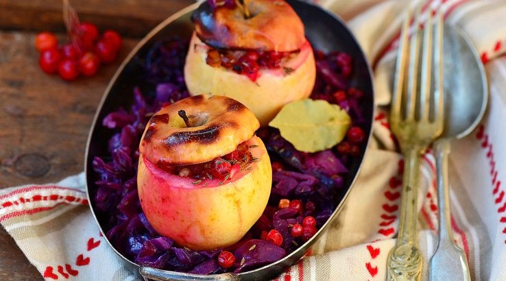 Тушкована капуста з шинкою у яблуках