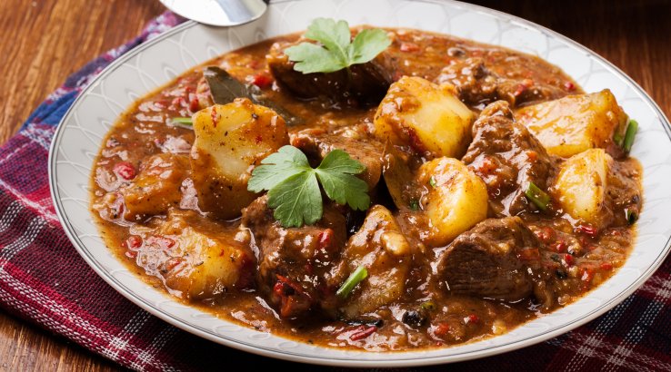 Тушкована баранина з картоплею і яблуками