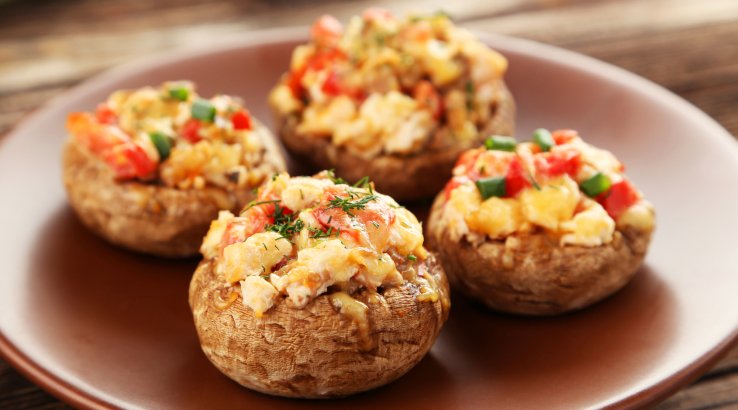 Грибні капелюшки з овочами та сиром