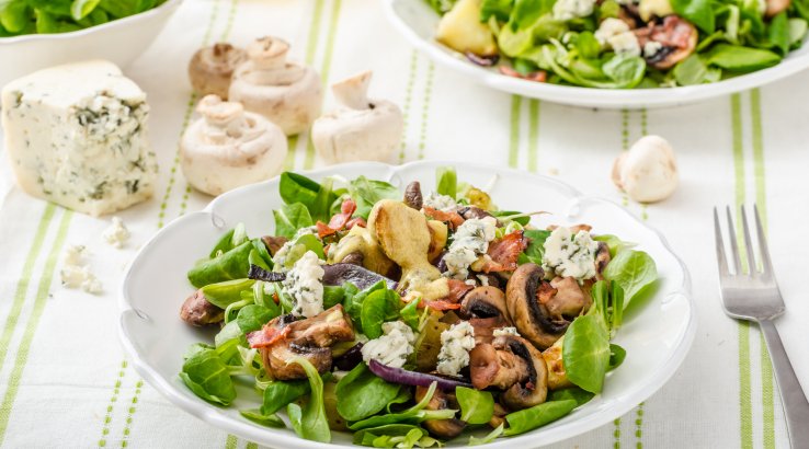 Салат со шпинатом, грибами, беконом и сыром