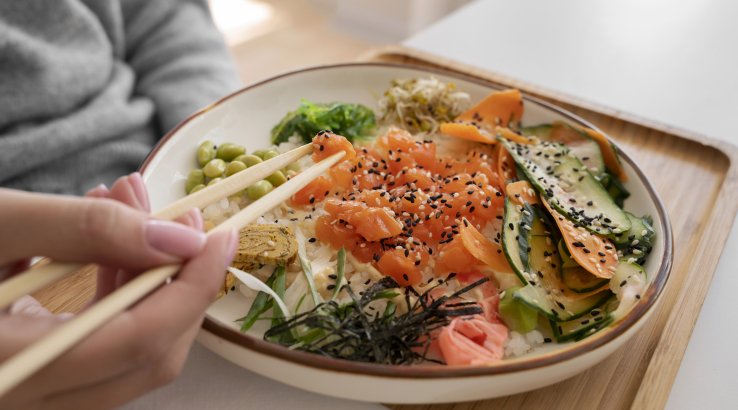 Боул із копченим лососем, кіноа та кропом