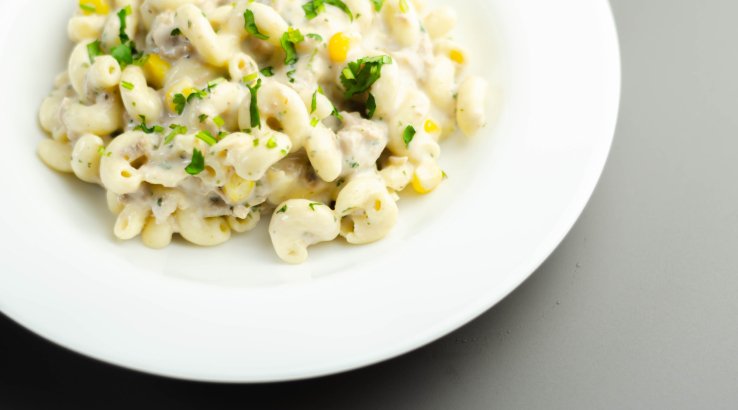 Міланський салат із копченою рибою та макаронами