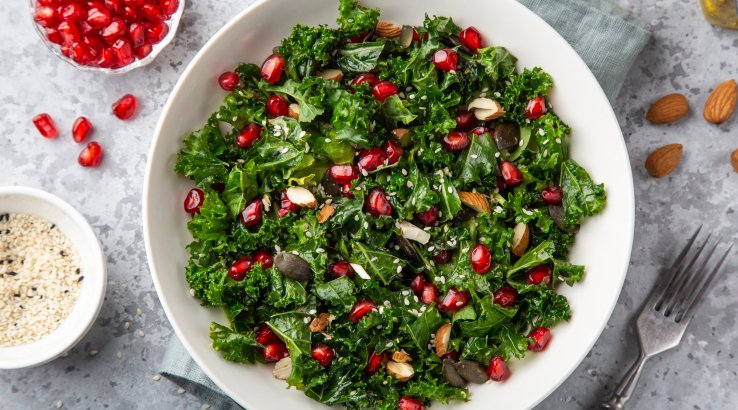 Кейл з гранатом і горіхами