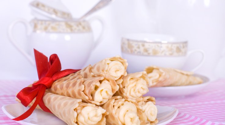 Вафельні трубочки з білим кремом
