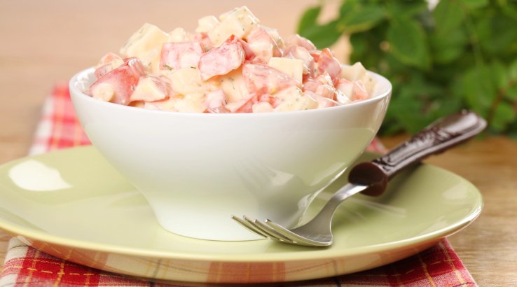 Салат з помідором і яйцем