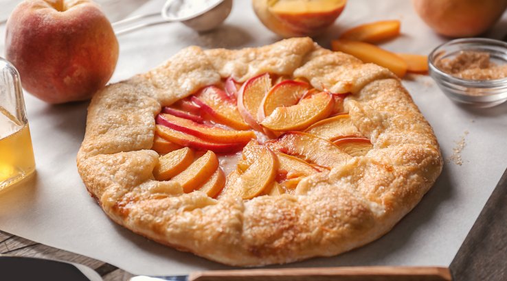 Відкритий пиріг з персиками
