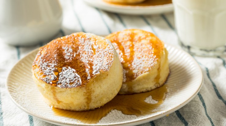 Пишні панкейки із цукровою пудрою