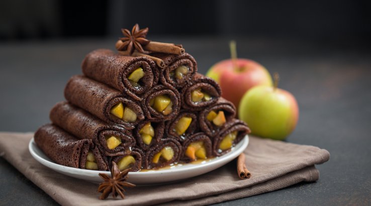 Шоколадні налисники з яблуками