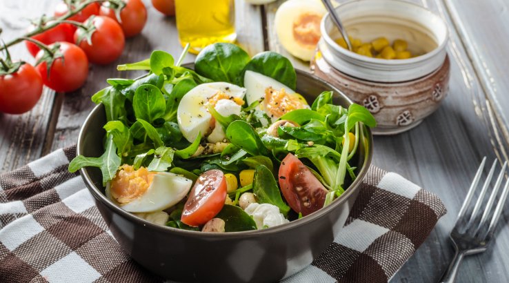 Салат з помідорами чері та моцарелою