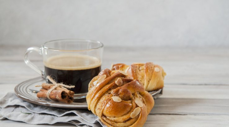 Булочки з марципаном і цукром