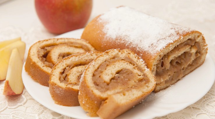 Яблучний рулет з бісквітного тіста