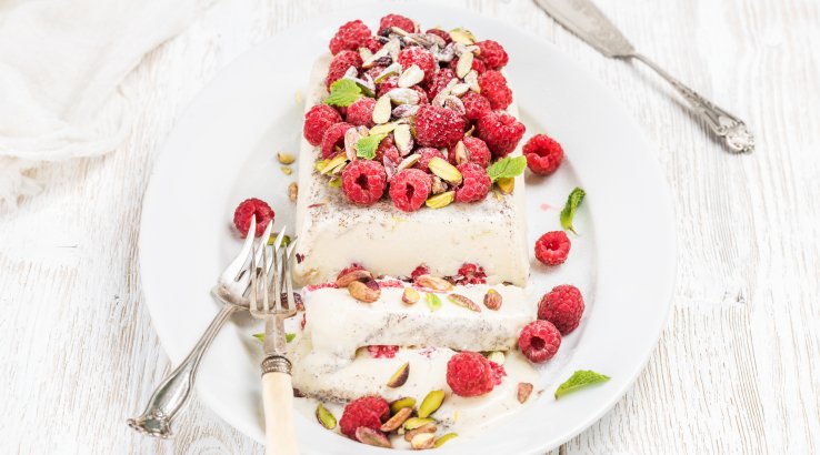 Семифредо с малиной и фисташками