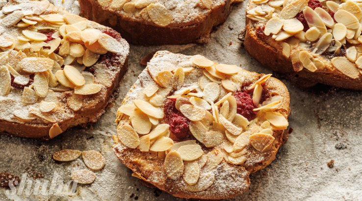 Тости босток з малиновим варенням