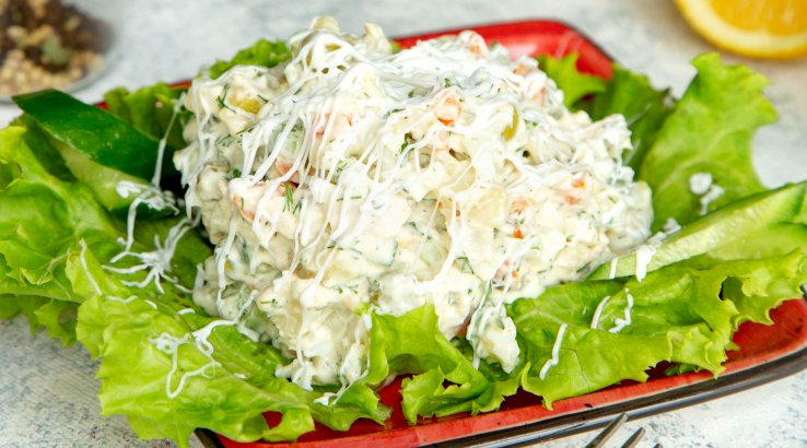 Салат з куркою, мисливськими ковбасками і огірками