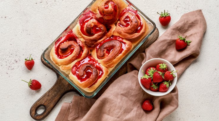 Булочки з полуницею