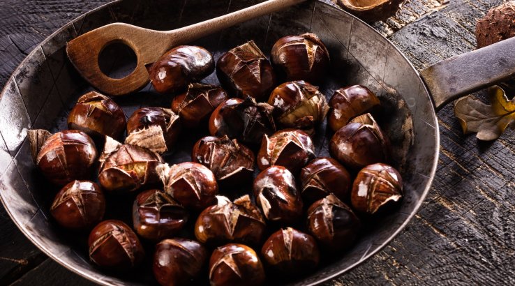 смажені каштани на сковороді