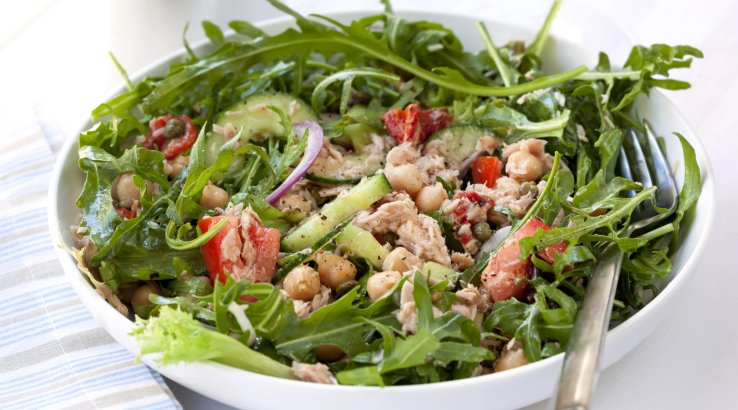 Салат з тунцем і помідорами