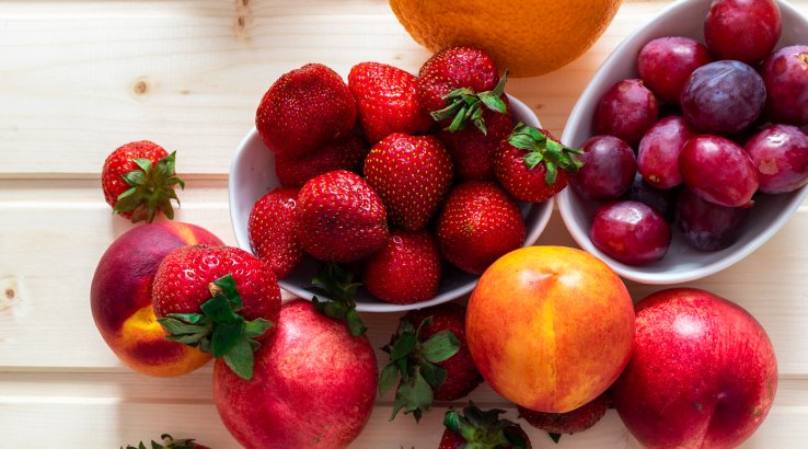 Нектарини, полуниця, сливи