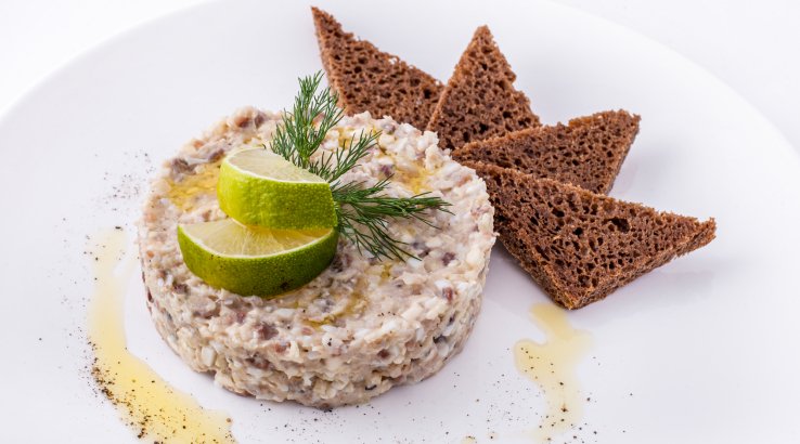 Тартар з оселедця з хлібом
