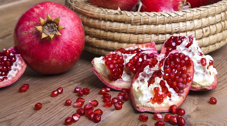 гранат, кошик з гранатами