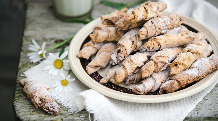 Рогалики з горіхами та фініками